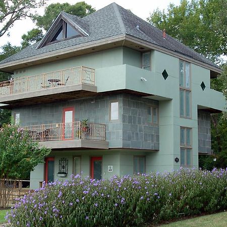 Abigaile'S Treehouse Hotel Брайън Екстериор снимка