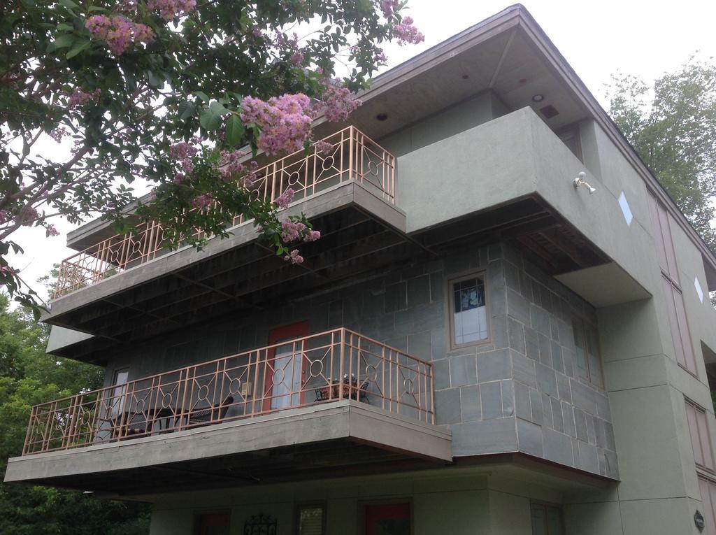 Abigaile'S Treehouse Hotel Брайън Екстериор снимка