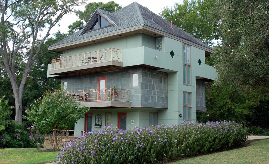 Abigaile'S Treehouse Hotel Брайън Екстериор снимка