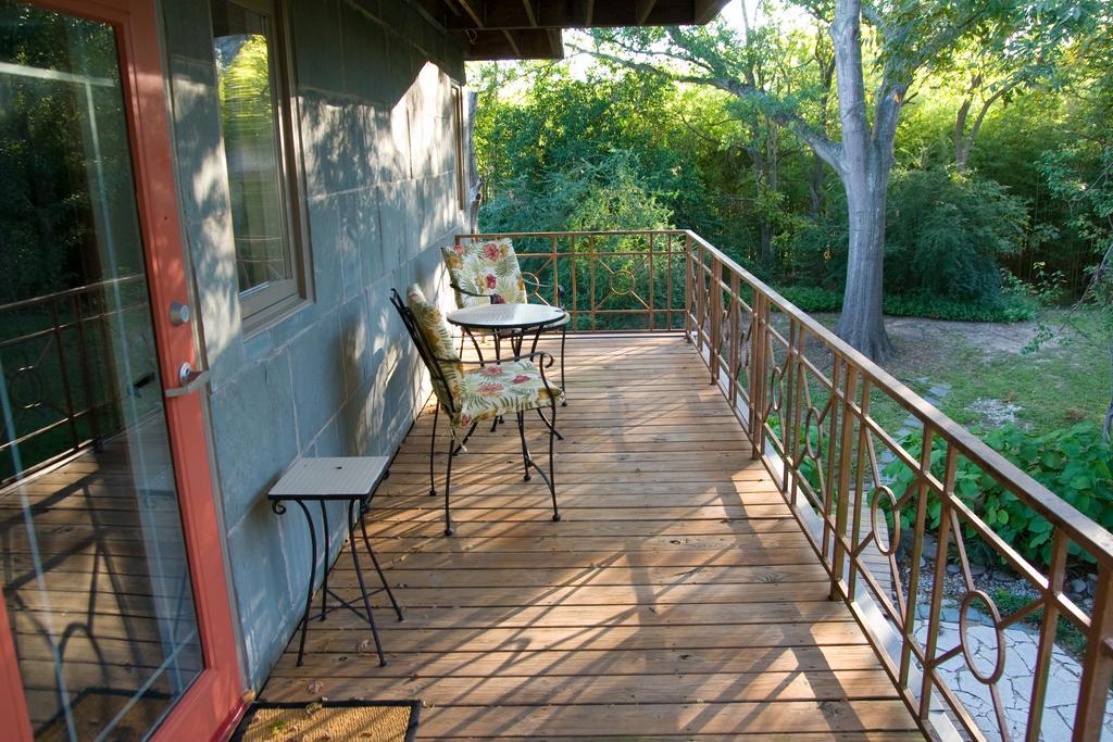 Abigaile'S Treehouse Hotel Брайън Екстериор снимка